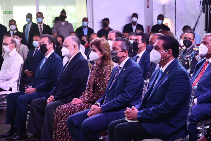 Ministro de salud aseguró que los 1,453 centros de vacunación a nivel nacional seguirán activos Ministro de salud aseguró que los 1,453 centros de vacunación a nivel nacional seguirán activos
