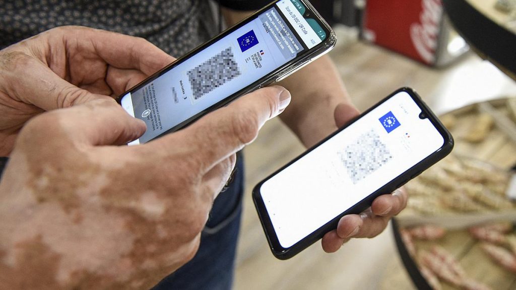Gobierno francés se enfrenta a la falsificación masiva de los pasaportes sanitarios