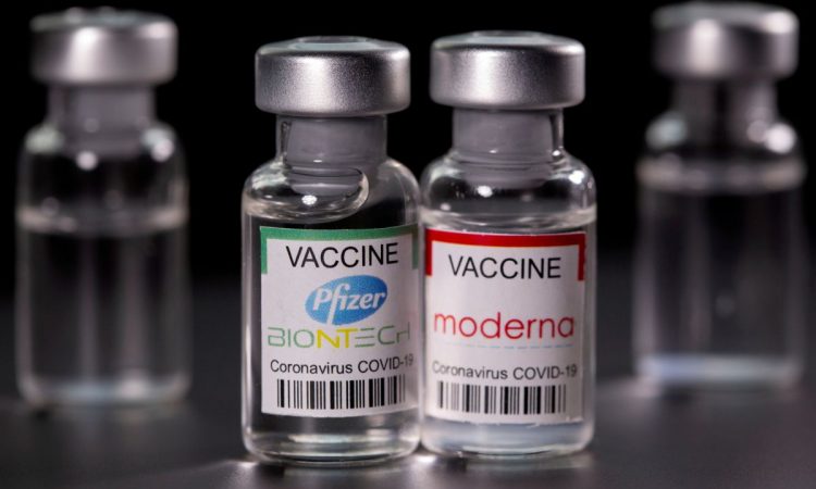 Vacunas Pfizer, Janssen y Moderna redujeron su eficacia en 41.6% entre febrero y octubre de 2021, según estudio
