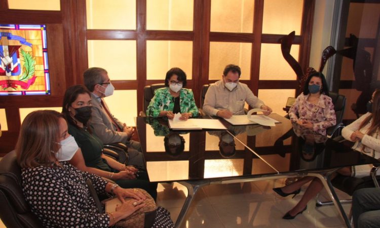 SNS renovó acuerdo con la UASD en beneficio de estudiantes de medicina SNS renovó acuerdo con la UASD en beneficio de estudiantes de medicina