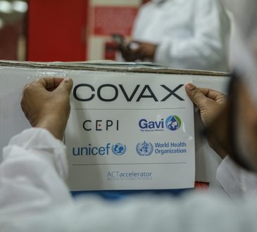 OPS recibirá vacunas COVID-19 mediante COVAX para países de América Latina, iniciarán distribución en octubre