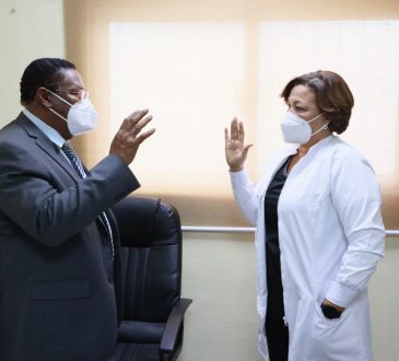 Carmen Nieves fue juramentada como nueva directora del Hospital de Engombe