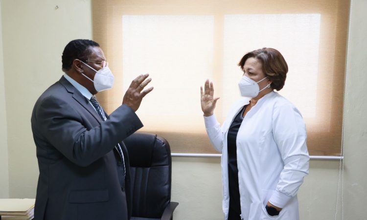 Carmen Nieves fue juramentada como nueva directora del Hospital de Engombe
