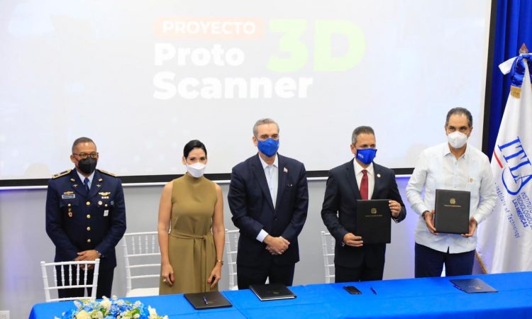 Presidente, SeNaSa e ITLA pusieron en marcha equipo 3D para crear prótesis