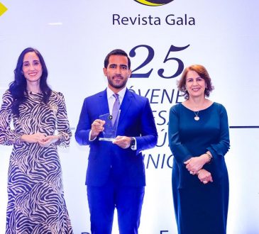 Director administrativo de la Clínica Cruz Jiminián fue reconocido por su desempeño profesional