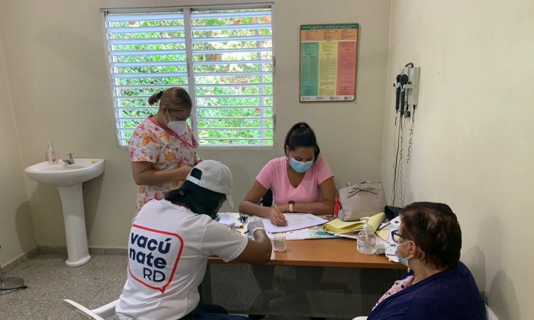 Directora provincial de Santiago recordó listado de los centros de vacunación activos