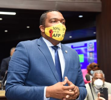Diputado advirtió que ARS prevén descontar del sueldo de trabajadores cotizaciones para honorarios de médicos