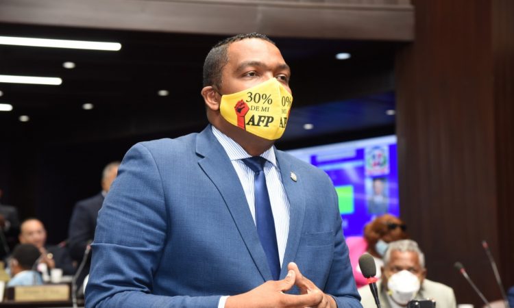 Diputado advirtió que ARS prevén descontar del sueldo de trabajadores cotizaciones para honorarios de médicos