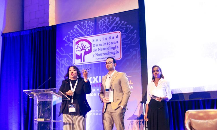 Neurocirujanos presentan el primer telescopio quirúrgico móvil del país