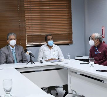 Desinformación en redes sociales influye negativamente en la vacunación anti Covid-19, según especialistas