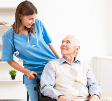 Médicos recomiendan apoyo profesional para cuidar envejecientes en el hogar