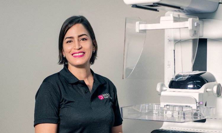 Novedosa mamografía contrastada permite detectar el cáncer de mama más rápidamente y con poco dolor, según especialista