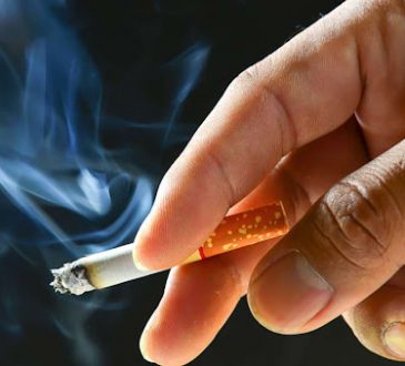 Estudio reveló que más del 50% de los centros públicos en Santiago incumplen la resolución que los declara "libres de humo"