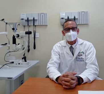 Oftalmólogo del Moscoso Puello recomienda chequeos preventivos para el cuidado de la vista