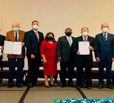MESCyT reconoce al Dr. Alejandro Báez y otros dos investigadores de la UNPHU