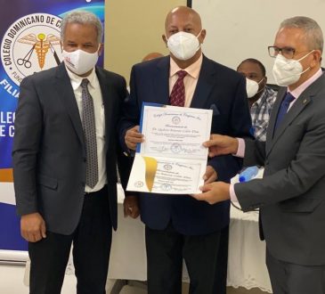 Colegio de Cirujanos entregó reconocimientos en su 38 aniversario