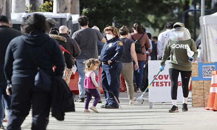 EE.UU. reportó un millón de casos positivos en 24h por avance de la variante ómicron