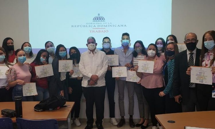 Estudiantes de Medicina UNPHU completan capacitación con el Ministerio de Trabajo Estudiantes de Medicina UNPHU completan capacitación con el Ministerio de Trabajo
