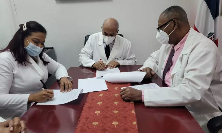 Hospital Gautier y la UNPHU firman convenio en favor de estudiantes
