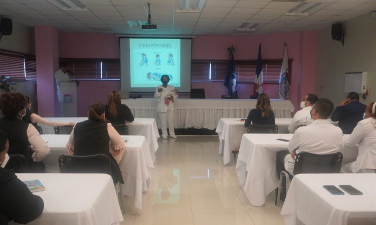 Materno Reynaldo Almánzar capacita sobre importancia de la lactancia materna