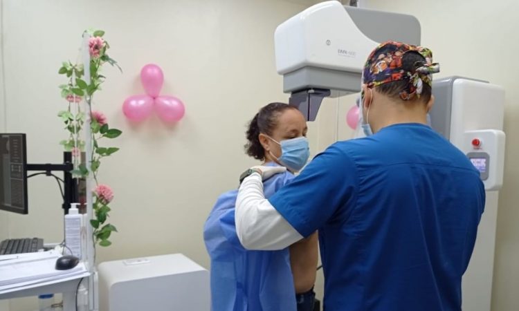 Hospital Moscoso Puello realiza jornada de mamografía gratuita