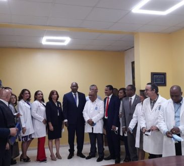 Candidato a la rectoría de la UASD visita Maternidad de La Altagracia