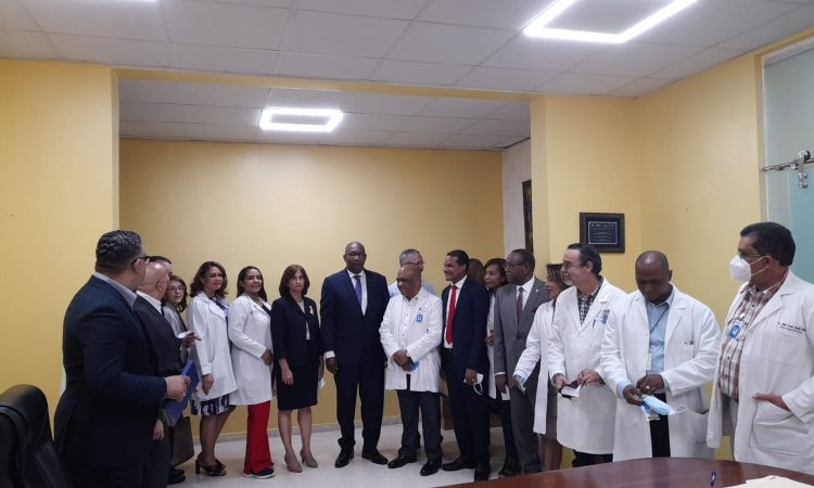 Candidato a la rectoría de la UASD visita Maternidad de La Altagracia