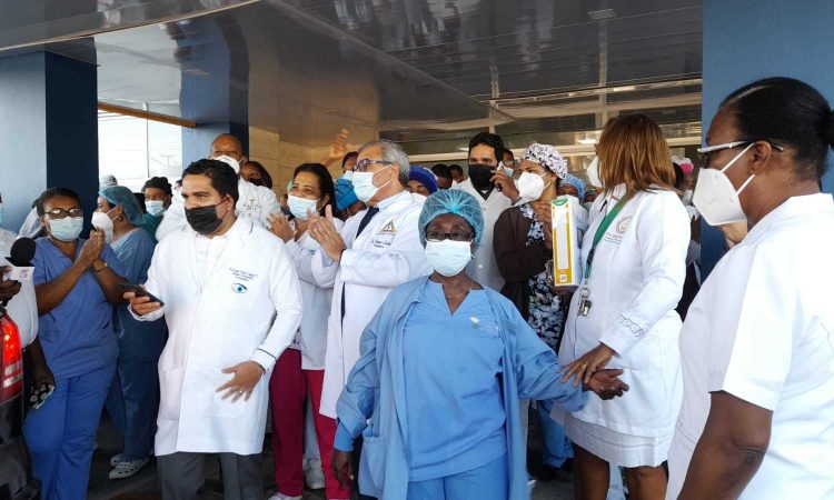 Personal médico de la Maternidad de Los Mina protestó por impagos salariales