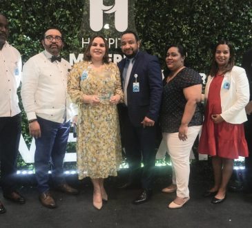 Materno Dr. Reynaldo Almánzar reconoce a colaboradores en su 9° aniversario