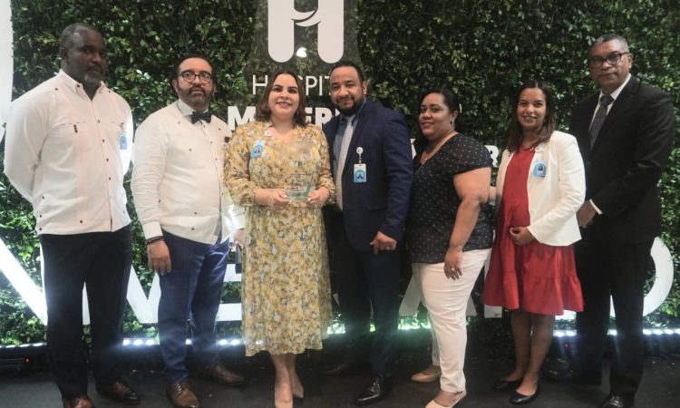 Materno Dr. Reynaldo Almánzar reconoce a colaboradores en su 9° aniversario