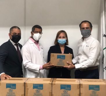 Laboratorios LAM entregó donativos de gel antibacterial a hospitales de Santo Domingo y Santiago