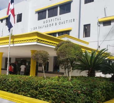 Hospital Gautier realiza la primera cirugía Tevar en un centro público del país