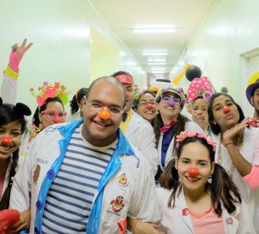 Doctor Yaso lleva risas y alegría a pacientes en 6 hospitales de Santo Domingo