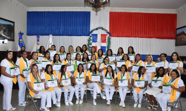 Centro Médico Siglo 21 graduó a primer grupo de auxiliares de enfermería