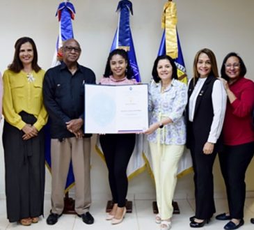 Facultad de Ciencias de la Salud de la UASD premia a estudiante destacada