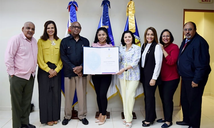 Facultad de Ciencias de la Salud de la UASD premia a estudiante destacada