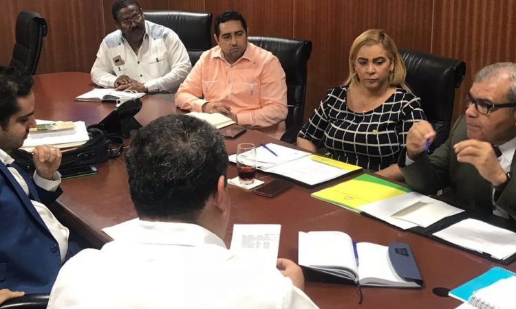Autoridades del SNS y el CMD discutieron sobre pagos, incorporaciones y concursos médicos