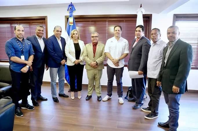 CMD y Min. de la Vivienda discuten culminación del proyecto habitacional de los médicos CMD y Min. de la Vivienda discuten culminación del proyecto habitacional de los médicos