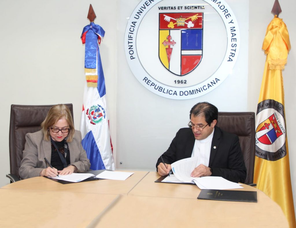 PUCMM y el Instituto de Oncología Dr. Henry Pieter firman convenio para el desarrollo de la educación continuada