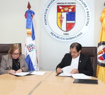 PUCMM y el Instituto de Oncología Dr. Henry Pieter firman convenio para el desarrollo de la educación continuada