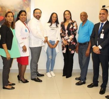 Director del Materno Reynaldo Almánzar recibió a Yenni Báez, madre del niño que pidió ayuda a través de las RRSS
