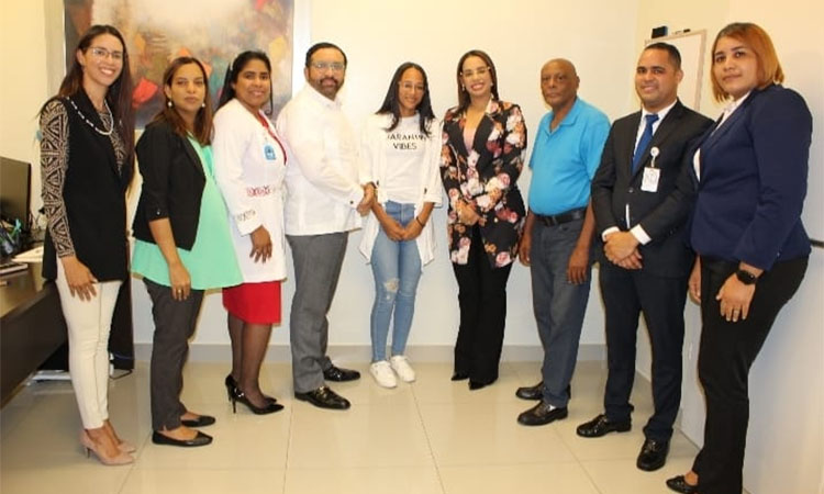 Director del Materno Reynaldo Almánzar recibió a Yenni Báez, madre del niño que pidió ayuda a través de las RRSS