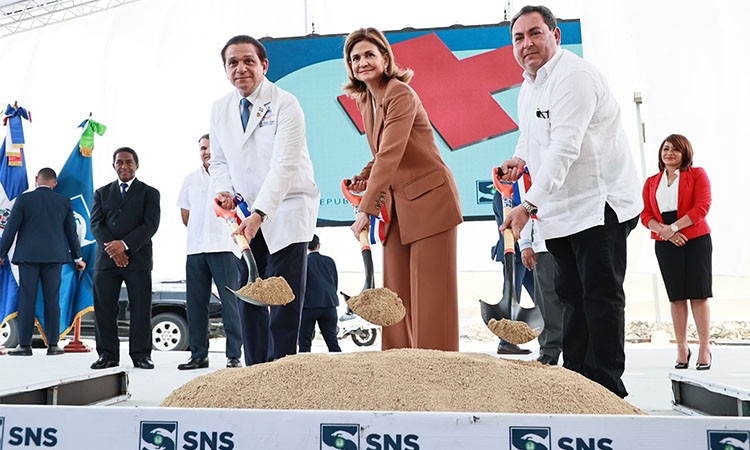 Vicepresidenta inauguró obras de remozamiento del Hospital de la Mujer