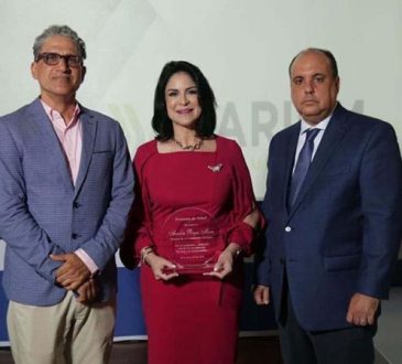 Reconocen a Amelia Reyes Mora por su compromiso con la comunicación en el sector de la salud y turismo médico