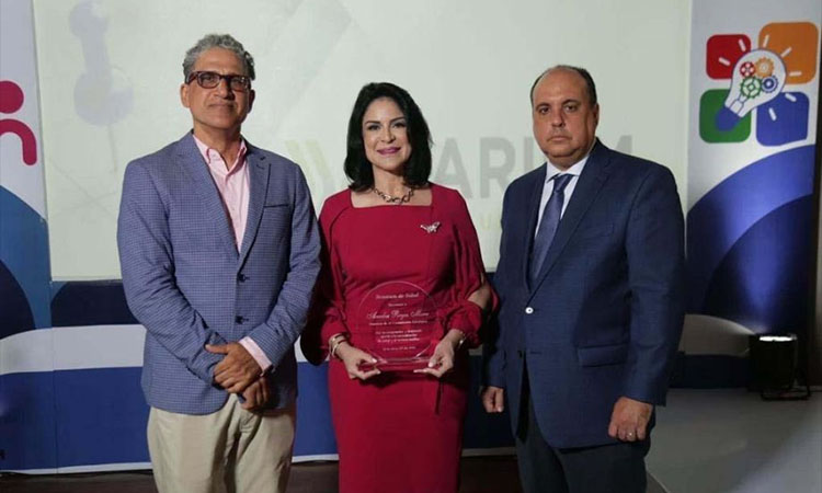 Reconocen a Amelia Reyes Mora por su compromiso con la comunicación en el sector de la salud y turismo médico