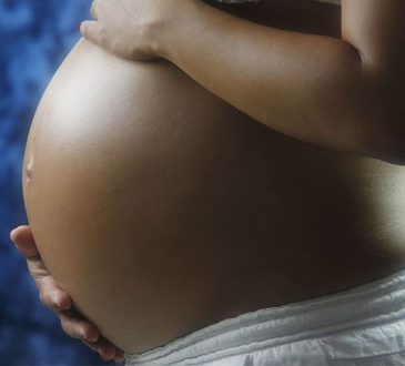 La edad promedio del primer parto aumentó a 29.5 años en Europa, según estudio