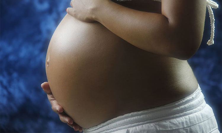 La edad promedio del primer parto aumentó a 29.5 años en Europa, según estudio