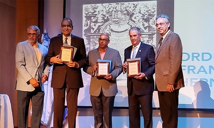Tres médicos dominicanos recibieron la Orden Francisco Hernández de FEPAFEM