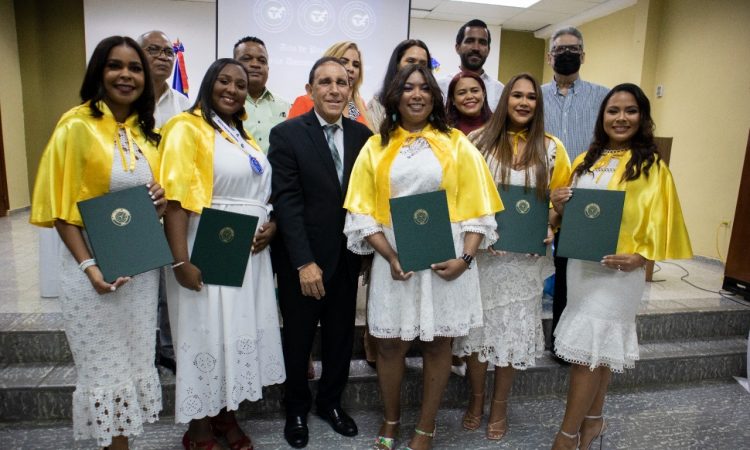 Clínica Cruz Jiminián graduó primera promoción de Medicina Familiar