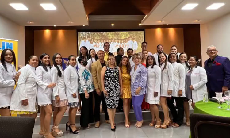 Hospital Arturo Grullón graduó a 18 nuevos pediatras